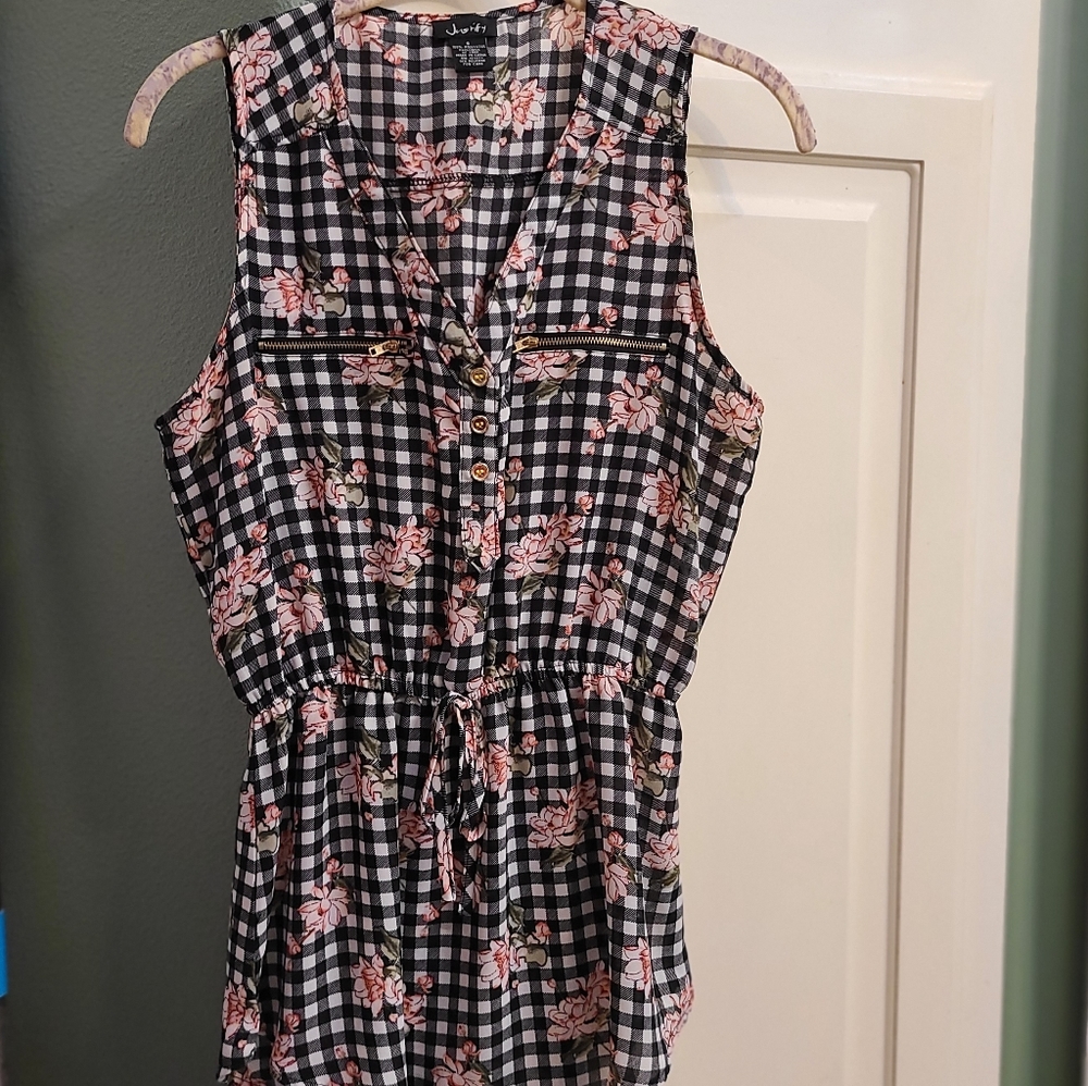 Sleeveless blouse